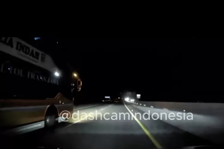 Video sopir bus Rosalia Indah ugal-ugalan di jalan Tol. ( Instagram/dashcam_owners_indonesia)
