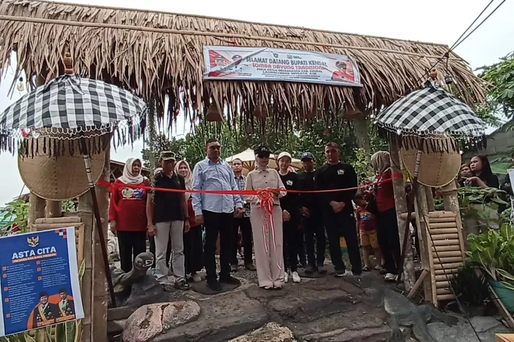 &nbsp;  Bupati kendal memotong pita tanda peresmian wisata air Langen Nirwana Pak di Kelurahan Langenharjo, Minggu 14 Desember 2025.  (Edi prayitno/kontributor kendal)