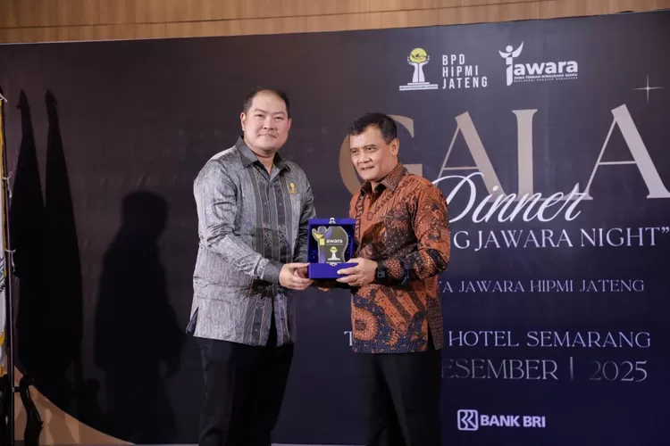 Gubernur Jateng Ahmad Luthfi bersama Ketua Hipmi Jateng Teddy Agung dalam acara pameran produk UMKM yang diekspor ke Malaysia dan Thailand. (Humas Jateng)