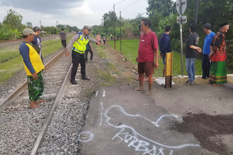 Petugas unit Laka Satlantas Polres Kendal melakukan olah TKP kecelakaan pengendara tertabrak KA.  (Dokumen)