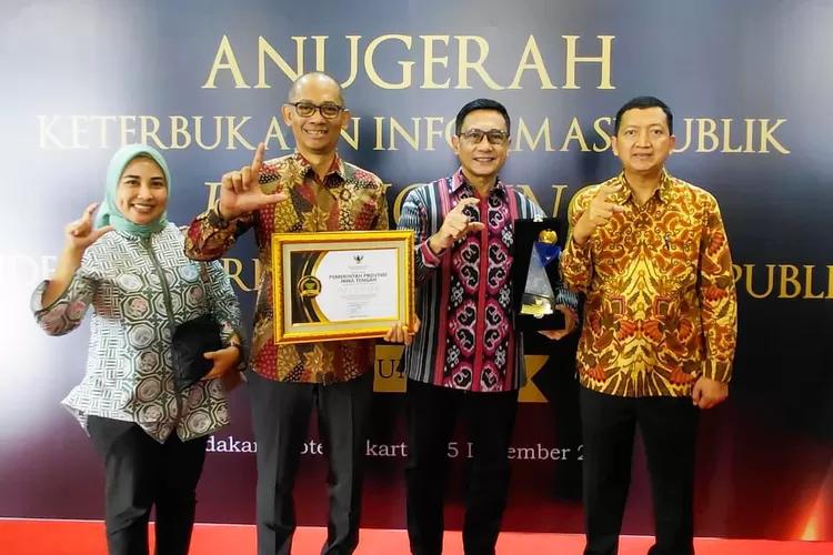Pemprov Jateng mendapat penghargaan dalam Anugerah Keterbukaan Informasi Publik 2025. (Humas Jateng)