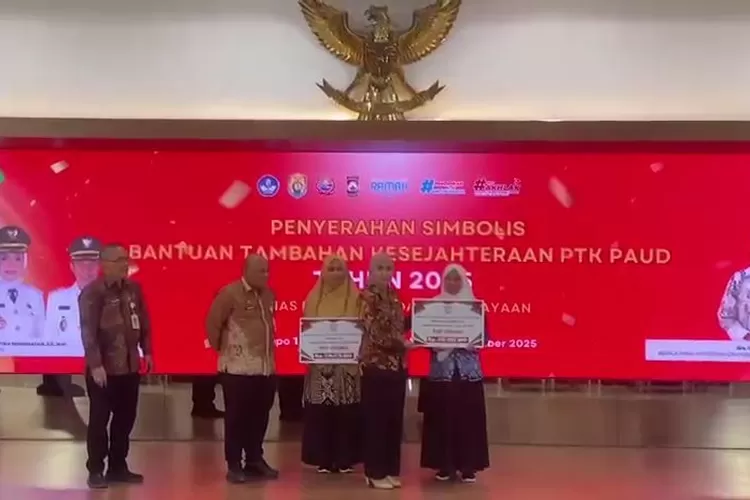 Bupati Kendal didampingi Kadisdikbud menyerahkan bantuan tambahan kesejahteraan bagi pendidik di Pendopo Bahurekso Selasa 16 Desember 2025.  (Edi prayitno/kontributor kendal)