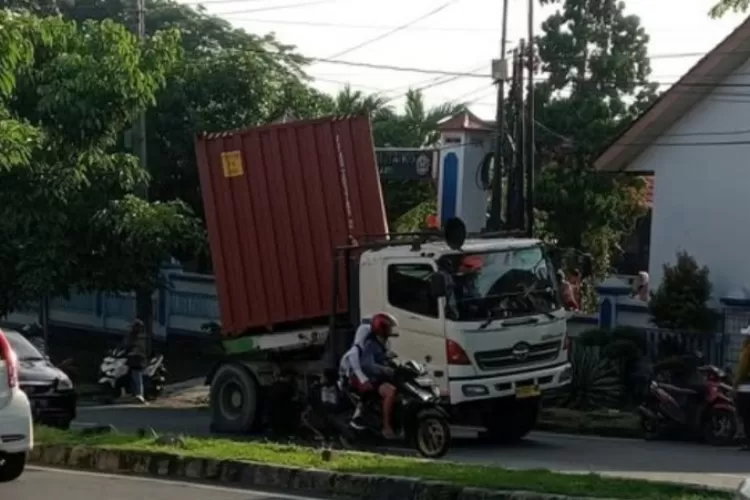 Truk Trailer diduga tidak kuat menanjak di tanjakan Silayur Ngaliyan Kota Semarang. (Instagram/beritasemaranghariini)