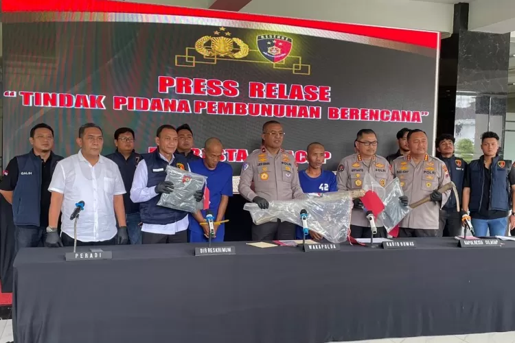 Dua pelaku pembunuhan seorang pengacara di Banyumas yang ditangkap Polresta Cilacap bersama tim Polda Jateng.  (Ayosemarang.com/Paskah Widi)