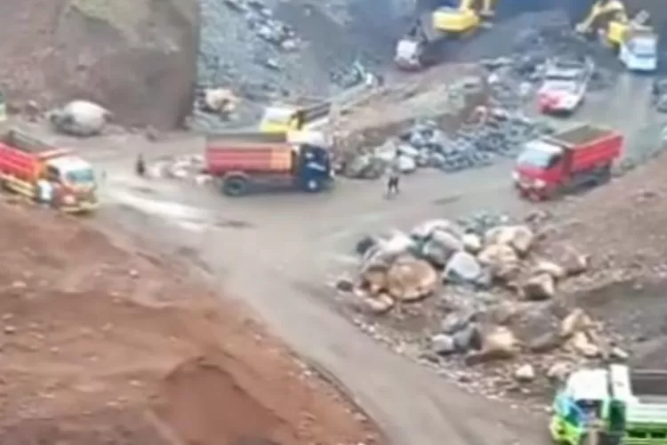 Aktivitas tambang di kawasan lereng Gunung Slamet.  (Instagram/selamatkanslamet)