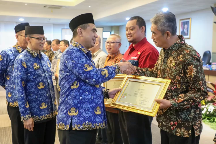 Wakil Gubernur Jateng Taj Yasin usai Rapat Evaluasi Desa Dampingan Tahun 2025 dan Koordinasi Rencana Desa Dampingan Tahun 2026 di Gedung Merah Putih. (Humas Jateng)
