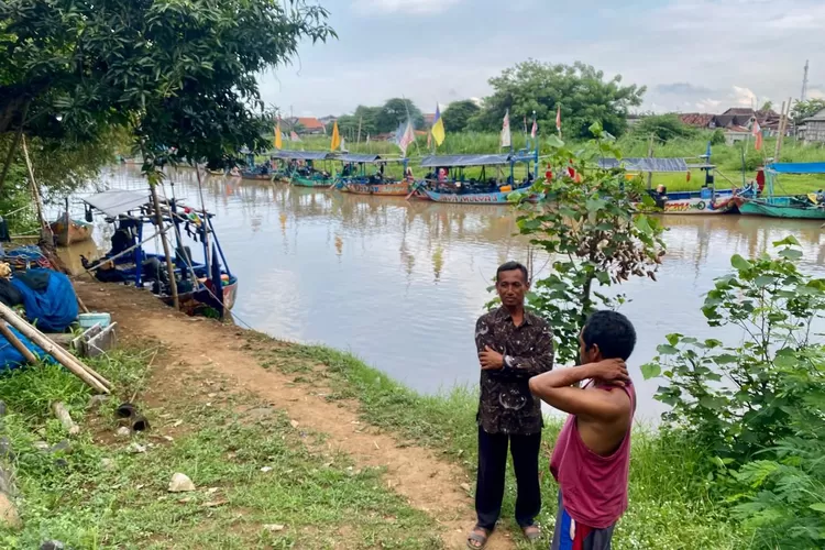 warga melihat kondisi tanggul kali kutho yang mulai kritis.  (dokumen)