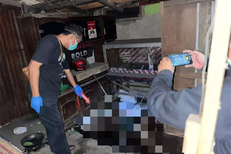 Polisi lakukan olah TKP di lokasi penemuan mayat tanpa identitas yang sudah membusuk di sebuah warung di Sumberejo Kaliwungu Selasa 16 Desember 2025 malam.  (dokumen)