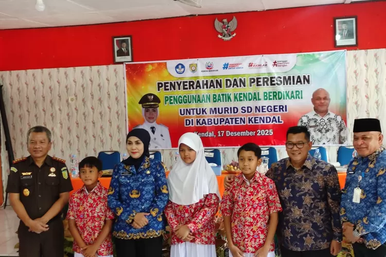 Bupati kendal saat peluncuran dan penyerahan penggunaan batik kendal berdikari di SDN 2 Pegulon Rabu 17 desember 2025.  (Edi prayitno/kontributor kendal)