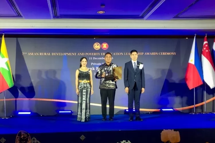 Bank Jateng dianugerahi The 7th ASEAN Rural Development and Poverty Eradication Leadership Award (Penghargaan Kepemimpinan ASEAN untuk Pembangunan Pedesaan dan Pengentasan Kemiskinan) di Bangkok Thailand.