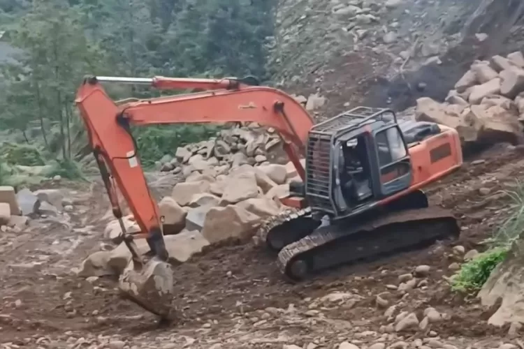 Aktivitas tambang di Bukit Jenar, Desa Baseh, Banyumas.  (Instagram)