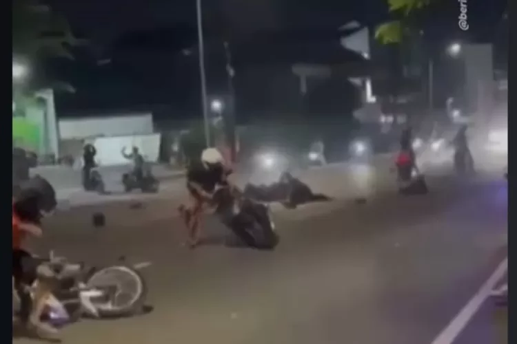Aksi balap liar yang berujung kecelakaan di Jalan Kompol Maksum Semarang. (Instagram/beritasemaranghariini)