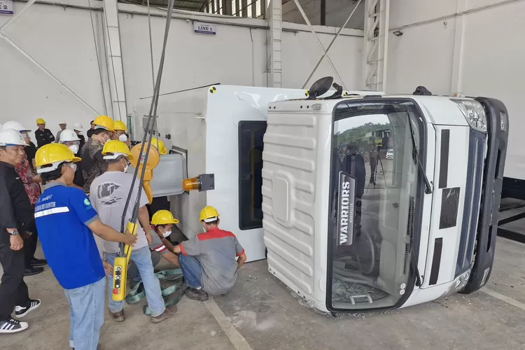 Uji Guling UN ECE R66 sebagai komitmen dari Laksana untuk bus standar internasional. (Ayosemarang.com/ Audrian Firhannusa)