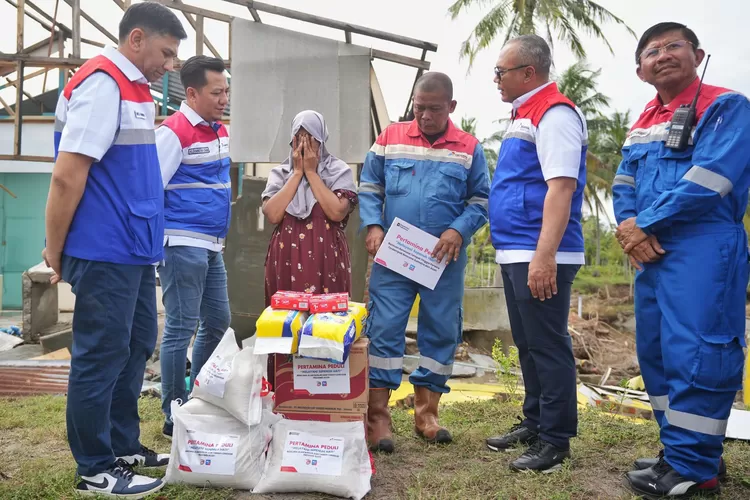 Direktur Utama PGN (dua dari kanan) didampingi Direktur Komersial serta Direktur Strategi dan Pengembangan Bisnis meninjau lokasi bencana di Aceh sekaligus memimpin penyerahan bantuan logistik untuk memenuhi kebutuhan pokok masyarakat yang terdampak bencana. (Dok.)