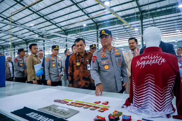Gubernur Jateng Ahmad Luthfi bersama Wakapolri Komjen Dedi Prasetyo saat meninjau revitalisasi pabrik garmen di Kabupaten Pemalang. (Humas Jateng)