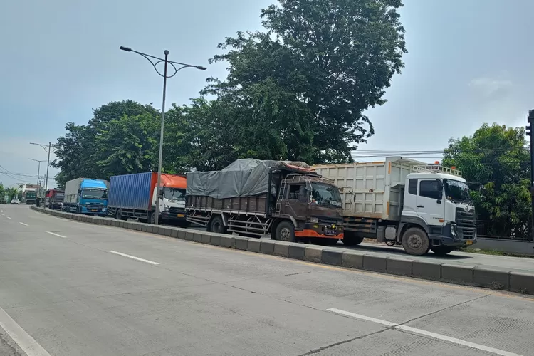Truk angkutan barang akan dibatasi melintas di Pantura Kendal selama nataru.  (dokumen)