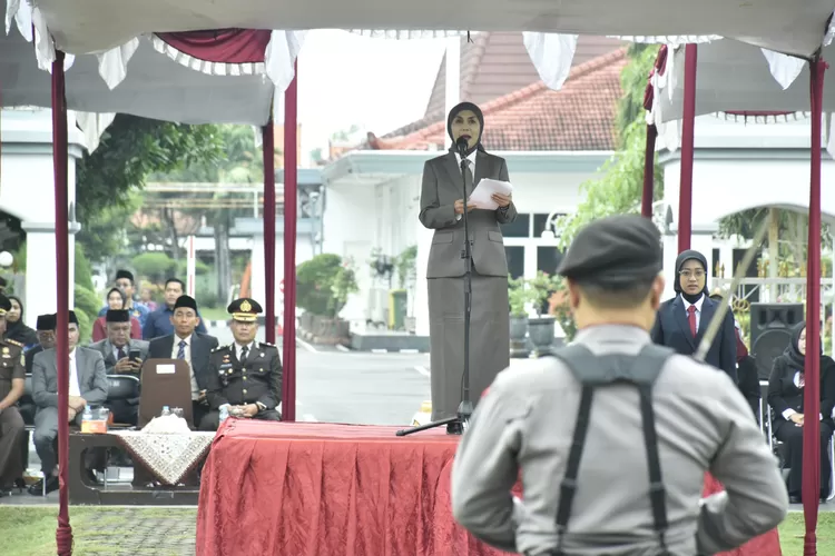 Bupati kendal saat menjadi inspektur upacara hari bela Negara di alun-alun Kendal Jumat 19 desember 2025.  (Dokumen)