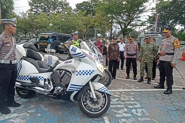Kapolres kendal dan bupati kendal melihat armada yang disiapkan dalam pelaksanaan operasi lilin candi 2025.  (Edi prayitno/kontributor kendal)