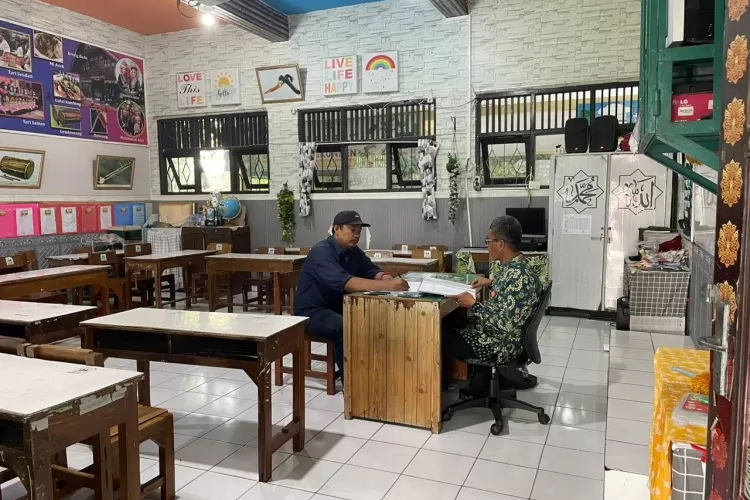 Suasana pengambilan rapor siswa di SDN Pekunden, Kota Semarang, Jumat 19 Desember 2025, yang dihadiri para ayah dalam program Gerakan Ayah Mengambil Rapor Anak ke Sekolah (GEMAR). (Ayosemarang/Paskah Widi)