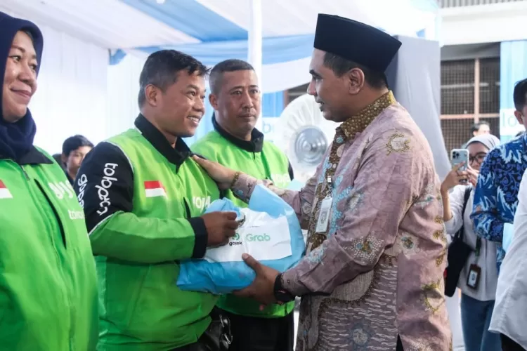 Wakil Gubernur Jateng Taj Yasin dalam kegiatan Gerakan Pangan Murah bagi Komunitas Ojek Online bersama Menko Bidang Pangan Zulkifli Hasan.  (Humas Jateng)