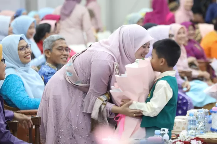 Ketua Tim Penggerak PKK Jateng Nawal Arafah Yasin saat peringatan Hari Ibu di Semarang. (Humas Jateng)