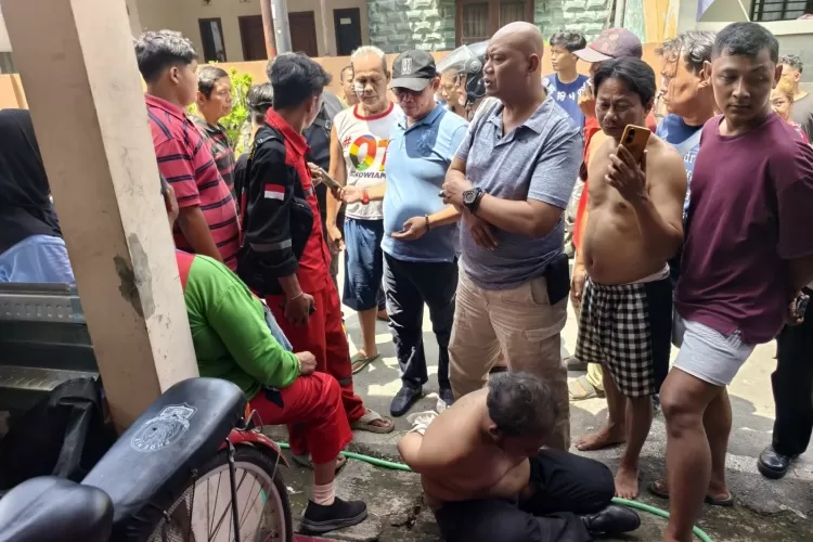 Jambret tukang sapu jalanan hampir dijambret. Maling diamankan warga dan polisi.  (Polrestabes)