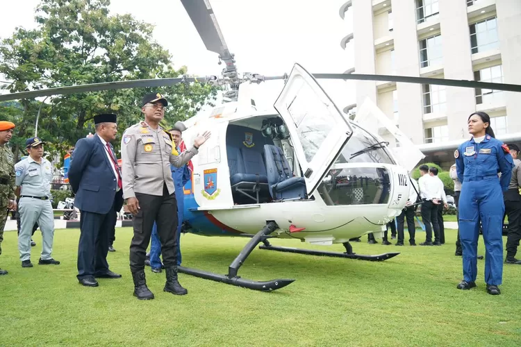 Wakapolda Jateng Brigjen Latif Usman saat menyiapkan pasukan untuk Operasi Lilin Candi 2025. (Humas Polda)