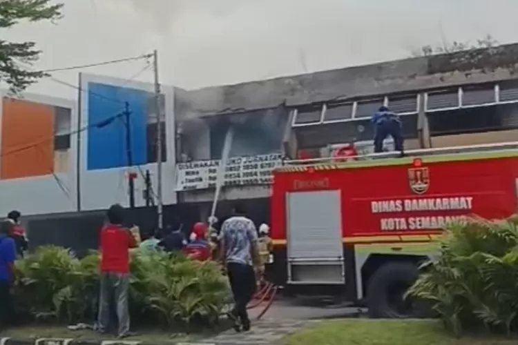 Ruko yang terbakar di di Jalan Agus Salim, Kota Semarang. (Instagram/informasiseputarsemarang)
