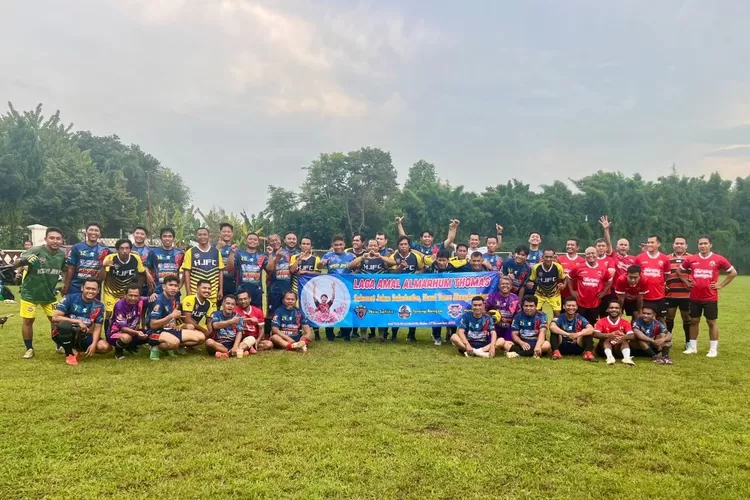 Tim Legend Sport Pemuda Himpunan Candi Complex (New Sphinx) menggelar laga amal trofeo untuk mengenang sekaligus membantu keluarga mendiang Thomas, pesepak bola asal Semarang yang meninggal dunia usai bermain sepak bola di Stadion Jatidiri, Minggu (14/12/2025). (dok.)