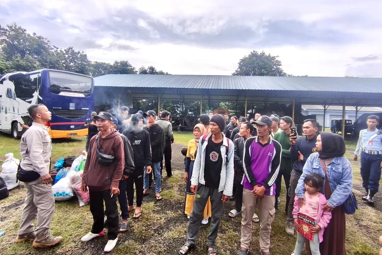 Sebanyak 100 warga Jawa Tengah yang terdampak banjir  di Sumatra dipulangkan ke daerah masing-masing oleh Pemerintah Provinsi Jawa Tengah.  (Dok.)
