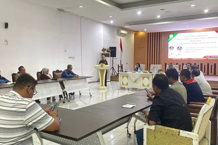 Rapat Koordinasi Lembaga Kerja Sama (LKS) Tripartitm pekerja, pengusaha, serta Forum Koordinasi Pimpinan Daerah (Forkopimda).  (dokumen)