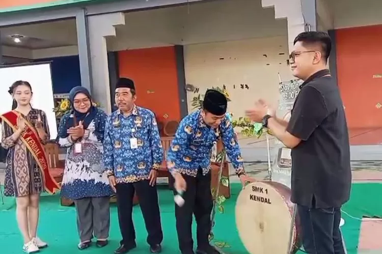 Kepala Diskominfo kendal membuka Swara Kendal Goes to School.  (dokumen)