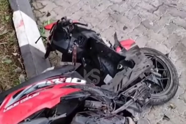 Kondisi motor milik korban usai mengalami kecelakaan di SPBU Gedongsongo, Bandungan, Kabupaten Semarang. (instagram/kejadiansmg)