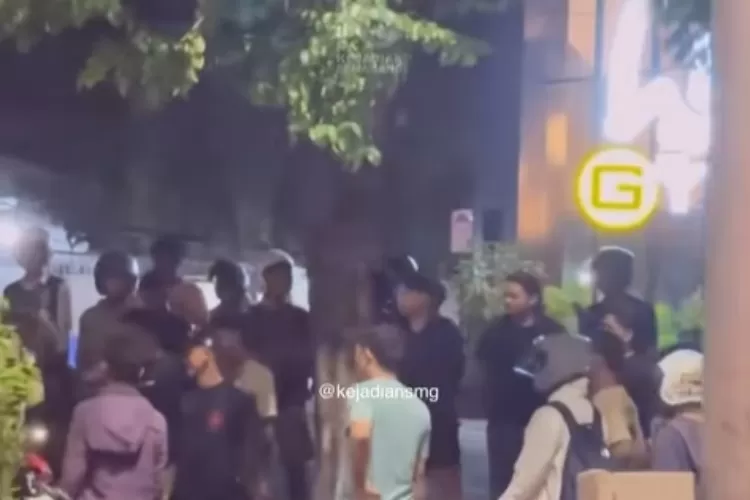 Lokasi kejadian tabrak lari oleh pelaku balap liar dipenuhi warga di Jalan Arteri Soekarno Hatta, Semarang. (instagram/kejadiansmg)