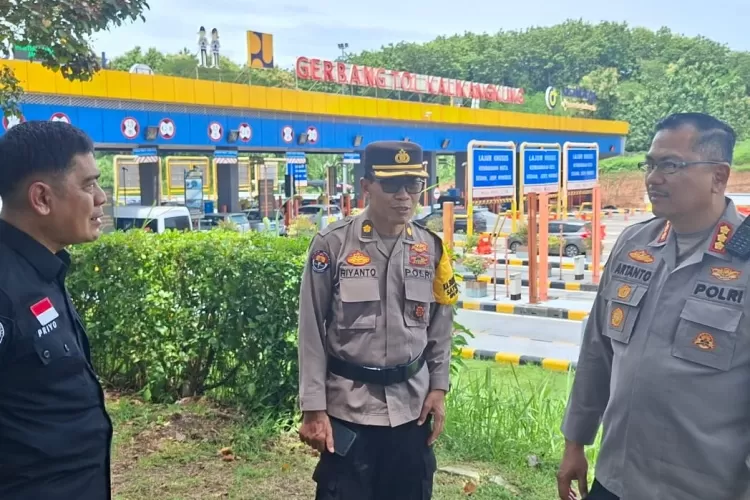 Kabidhumas Polda Jateng Kombes Artanto saat pantauan Natal 2025 di Tol Kalikangkung. Puncak arus mudik Natal diprediksi akhir pekan ini.  (Humas Polda)