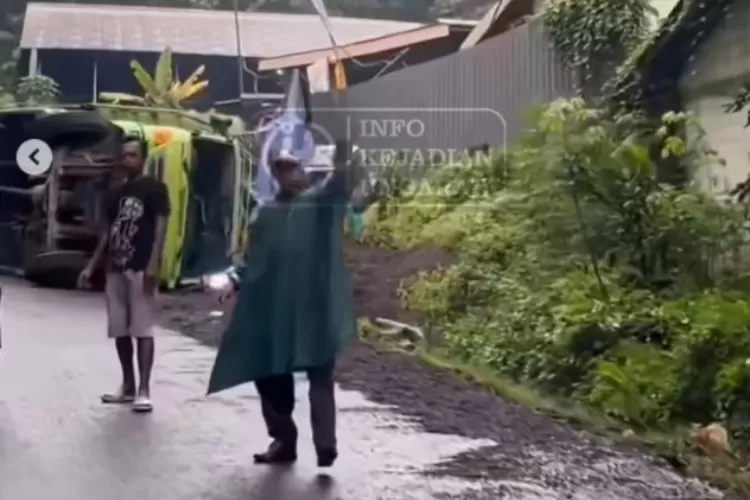 Truk Tronton yang terguling diduga karena rem blong ketika melewati turunan jangkang, Pringapus, Kabupaten Semarang. (instagram/infokejadianungaran)