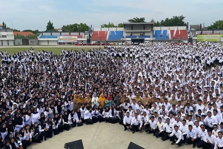 Bank Jateng hadir secara aktif memfasilitasi pembukaan rekening gaji bagi 3.352 Pegawai Pemerintah dengan Perjanjian Kerja (PPPK) Paruh Waktu yang baru saja menerima Surat Keputusan (SK) Pengangkatan di Stadion Mochtar Pemalang, Selasa (9/12/2025). (Dok.)