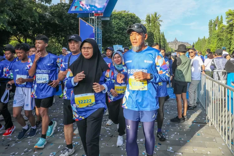 Sekda Jateng Sumarno saat mengikuti Desember Run 2025 di Candi Borobudur. (Humas Jateng)