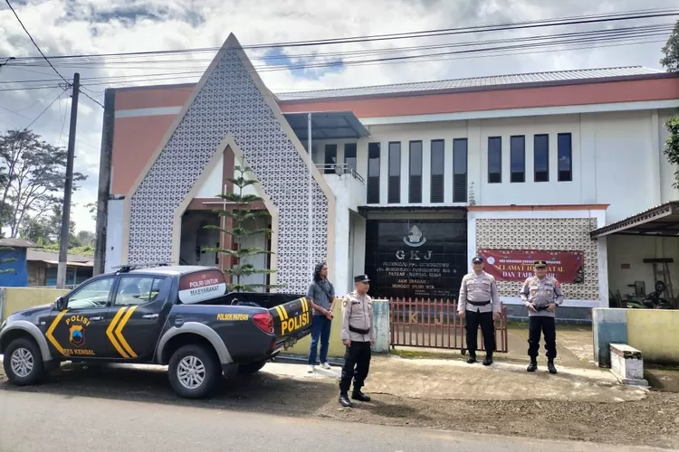 Patroli Polsek Patean ke gereja yang ada di wilayah Kecamatan Patean.  (dokumen)