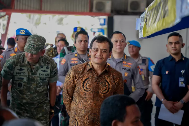 Gubernur Jateng Ahmad Luthfi saat mendampingi Kapolri Jenderal Listyo Sigit dalam mengecek kesiapan nataru di Stasiun Tawang. (Humas Jateng)