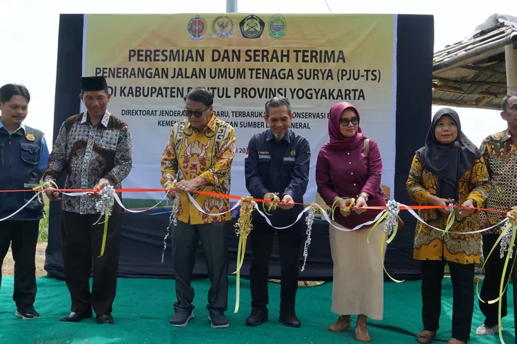 Kementerian ESDM Bersama Gandung Pardiman Serahkan Ratusan PJU Tenaga ...