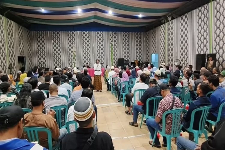 Calon Wabup Mimik Idayana menyapa masyarakat Desa Bangah dan Wage (Foto : Wiwid teguh)