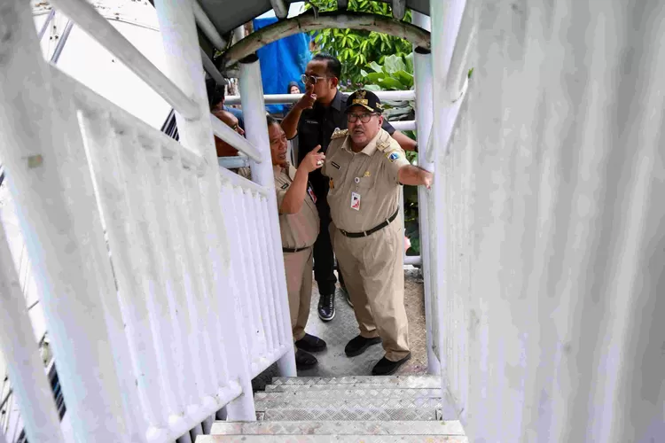 Wakil Gubernur Jakarta Rano Karno meninjau lokasi pencurian pelat besi JPO.