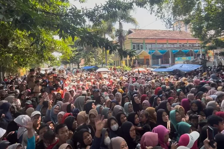Antrian Warga Saat Menunggu Kegiatan Makan Gratis di Pesta Rakyat Garut (jmb)