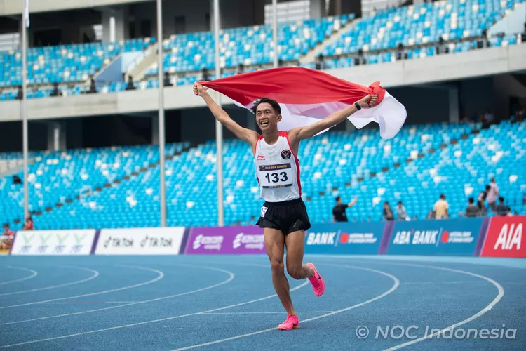 Pelari jarak jauh putra Indonesia Robi Syianturi meraih medali emas maraton SEA Games 2025 Thailand. (Foto: Dok. NOC Indonesia)