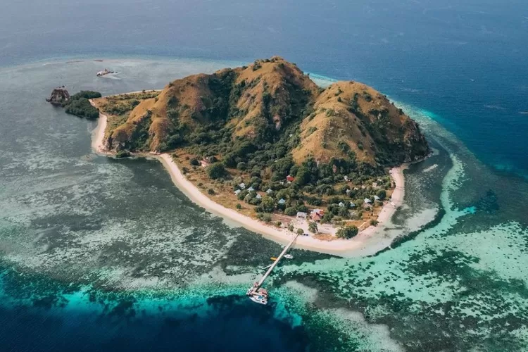 Merasakan Ketenangan Alam Di Pulau Kanawa NTT, Pengalaman Wisata Yang ...