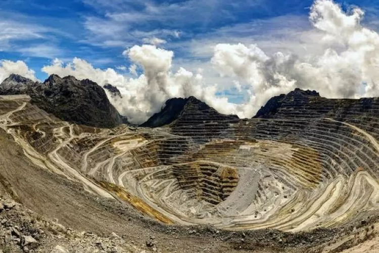 Legenda Kesucian Gunung Kawi Selimuti Misteri Tambang Emas Grasberg Di ...