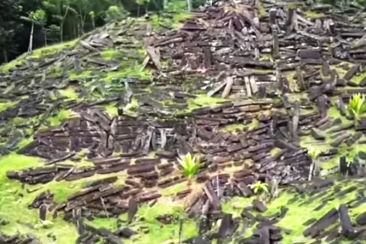 Gunung Padang: Jejak Peradaban Kuno Yang Menggemparkan Dunia - Jurnal ...