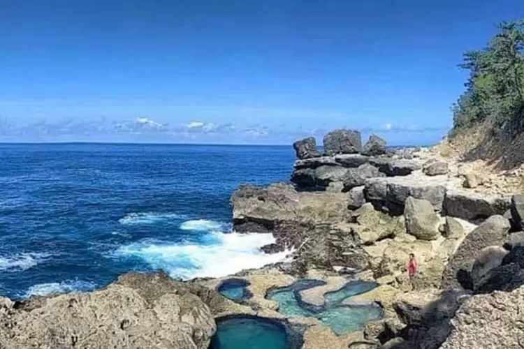 Pantai Kedung Tumpang, Pantai Dengan Keindahan Kolam Alam Menggoda Untuk Berenang Menikmati Kesegarannya (Foto: disparbud.tulungagung)