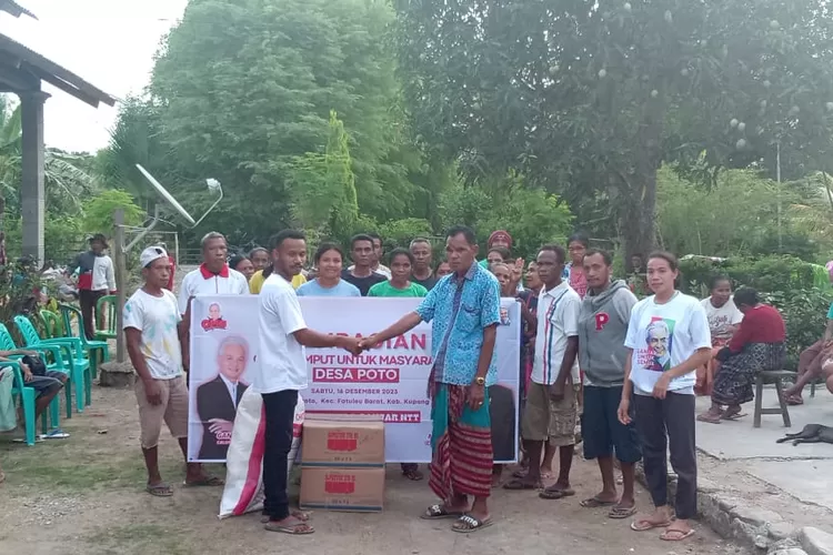 Relawan Orang Muda Ganjar Bagi Obat Rumput Ke Masyarakat Fatuleu Barat Kupang NTT Jurnal Flores